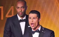 Henry ngán ngẩm nhìn Ronaldo nhận QBV FIFA 2014