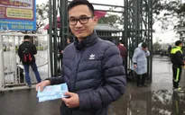 Cổ động viên đội mưa mua vé xem tuyển Olympic Việt Nam thi đấu