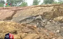 Cận cảnh vụ sạt lở khiến nửa quả đồi trôi sạt ở Yên Bái