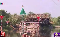 Sà lan đâm sập cầu, người dân khốn khổ tìm đường qua sông