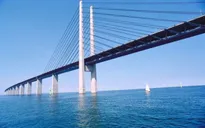 Độc đáo cây cầu "đâm đầu xuống biển"