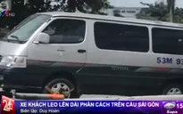 Xe khách “chồm” lên dải phân cách trên cầu Sài Gòn