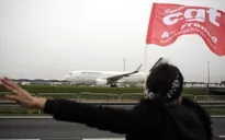 Xô xát giữa người biểu tình và ban lãnh đạo Air France