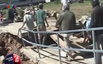 Mưa lớn làm trôi cầu dân sinh ở Đà Lạt