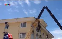 Cần cẩu đột nhiên gãy đôi, 2 người thương vong