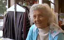 Ngưỡng mộ người phụ nữ 100 tuổi làm việc gần 10 tiếng/ngày