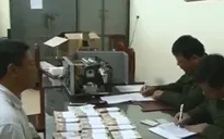 Bắt đối tượng giấu tiền giả trong lò vi sóng