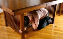 Gặp động đất khi đi du lịch phải làm gì?