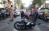 Tai nạn liên hoàn giữa 3 ô tô, giao thông kẹt cứng