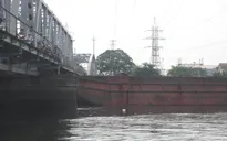 Giao thông đình trệ do sà lan mắc kẹt dưới cầu Bình Lợi
