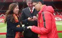 CĐV Thái Lan lãng mạn cầu hôn bạn gái trên sân Old Trafford