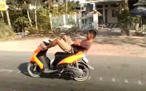 Thót tim cảnh nam thanh niên lái xe bằng chân trên đường Quốc lộ
