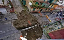 Italy: Bất ngờ xuất hiện hố tử thần sâu 10m