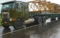 Bắt giữ 2 xe đầu kéo mang biển số đỏ giả dạng xe quân đội