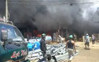 Chợ cháy ngùn ngụt giữa trưa, tiểu thương ôm đồ tháo chạy