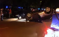 Hà Nội: Ô tô lật ngửa giữa phố, tài xế nhập viện