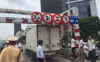 Hà Nội: Cố tình lên cầu vượt, xe tải mắc kẹt dưới khung sắt