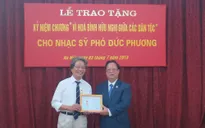 Nhạc sỹ Phó Đức Phương nhận kỷ niệm chương Vì hòa bình hữu nghị giữa các dân tộc