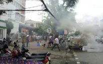 Taxi bất ngờ bốc cháy, cả khu phố náo loạn