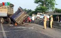 Xe khách đâm xe tải, 5 người trọng thương