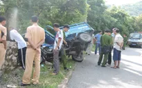 Xe ba gác lao vào vách đá, 15 người bị văng xuống vực