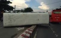 Tiền Giang: Xe buýt lật nhào, hành khách đập kính thoát thân
