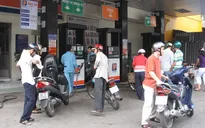 Giá xăng tăng: Tài xế taxi, xe ôm lo lắng