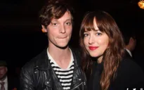 Dakota Johnson chia tay bạn trai vì đóng "50 sắc thái"