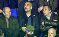 Trên khán đài, Pep Guardiola "đứng ngồi không yên" vì Messi