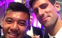 Hoàng Nam rạng rỡ chụp ảnh selfie cùng Djokovic, Serena Williams