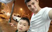 Bố con Xuân Bắc thích thú trú mưa khi quay "Bố ơi! Mình đi đâu thế?"