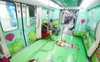 Hành khách thích thú khi tàu điện ngầm ở Trung Quốc có diện mạo mới