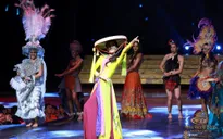 Lan Khuê đội nón quai thao trình diễn tại Hoa hậu Thế giới