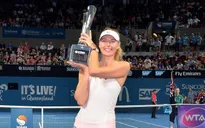 Federer thắng trận thứ 999, Sharapova vô địch tại Brisbane