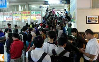 "Biển người" chờ mua vé xe Tết ở bến xe miền Đông
