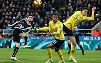 Newcastle 1-2 Southampton: Elia và trọng tài "cướp" mất vị trí thứ 3 của Man Utd