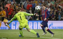 Messi khiến Boateng "chóng mặt", Neuer bẽ bàng vào lưới nhặt bóng