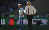Mourinho "tố cáo" HLV Arsene Wenger không... bắt tay