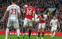 Benteke lập siêu phẩm, Liverpool vẫn lấm lưng trước Man Utd