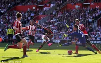 Trong tài bỏ qua lỗi việt vị của Mata, Martial gỡ hòa cho Man Utd