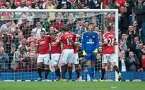 Martial và... đầu gối giúp Rooney giải cơn khô hạn bàn thắng tại Premier League
