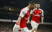 Lloris mắc sai lầm, Gibbs cứu Arsenal thoát hiểm ở derby London