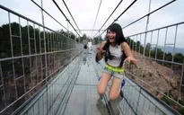 Rợn người đi trên cây cầu kính dài nhất thế giới