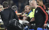 Luke Shaw phải phẫu thuật ngay lập tức, nghỉ lại tại Eindhoven