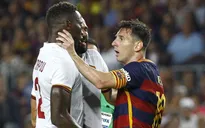 Lionel Messi nổi nóng húc đầu, bóp cổ cầu thủ Roma