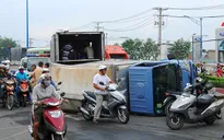 Ùn tắc vì xe tải chở 500 thùng bia lật ngang đường