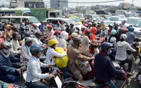 Ách tắc giao thông đường ra sân bay Tân Sơn Nhất