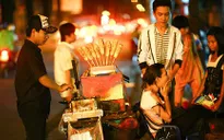 Người dân mưu sinh trong đêm đón chào năm mới 2015