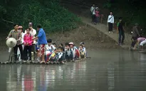 Hành trình gian nan đi tìm con chữ của trẻ em vùng sông nước