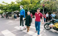 Ấn tượng robot dẫn người qua đường tại Đà Nẵng